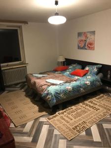 - une chambre avec un lit et un canapé à l'étage dans l'établissement John stube, à Rinteln
