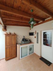 eine Küche mit einem TV, einem Schrank und einer Decke in der Unterkunft Vivienda vacacional in Puerto del Rosario