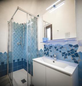 een badkamer met een wastafel en een douche bij Pinus Village Apartments in Santa Margherita di Pula