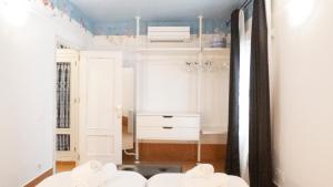 une chambre avec des meubles blancs et un placard blanc dans l'établissement Wallada Casa del Indiano, à Cordoue