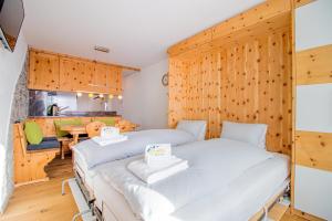 2 Betten in einem Zimmer mit Esszimmer in der Unterkunft Alexandra 611 by Arosa Holiday in Arosa