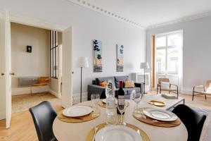 jadalnia i salon ze stołem i krzesłami w obiekcie Le Palais Gallien w mieście Bordeaux