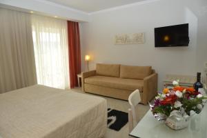 Кровать или кровати в номере Odysseus Hotel