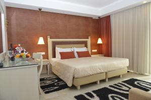 Кровать или кровати в номере Odysseus Hotel