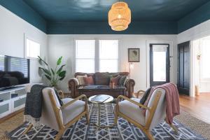 Posezení v ubytování Restored 1930s Uptown Bungalow 2 min. to Magnolia