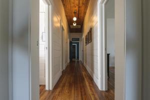 Fotografie z fotogalerie ubytování Restored 1930s Uptown Bungalow 2 min. to Magnolia v destinaci Waco