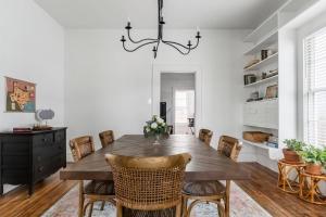 Fotografie z fotogalerie ubytování Restored 1930s Uptown Bungalow 2 min. to Magnolia v destinaci Waco