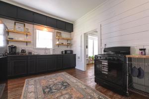 Kuchyň nebo kuchyňský kout v ubytování Restored 1930s Uptown Bungalow 2 min. to Magnolia