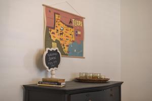 Fotografie z fotogalerie ubytování Restored 1930s Uptown Bungalow 2 min. to Magnolia v destinaci Waco