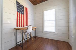 Fotografie z fotogalerie ubytování Restored 1930s Uptown Bungalow 2 min. to Magnolia v destinaci Waco