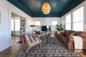 Posezení v ubytování Restored 1930s Uptown Bungalow 2 min. to Magnolia