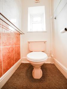 A bathroom at OYO Station Road Inn 