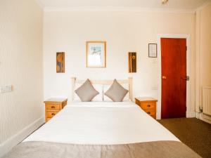 A bed or beds in a room at OYO Station Road Inn 