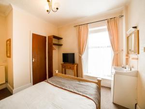 A bed or beds in a room at OYO Station Road Inn 