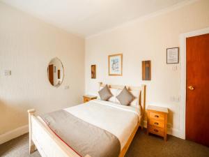 A bed or beds in a room at OYO Station Road Inn 
