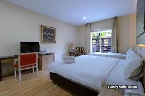 Rúm í herbergi á Mutiara Suites