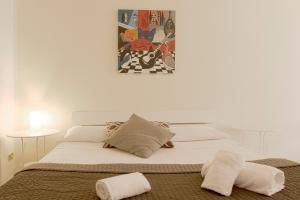 A bed or beds in a room at Al Colosseo 8