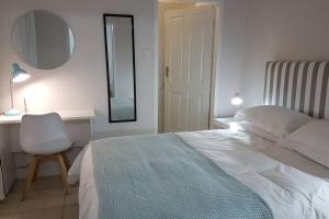 Säng eller sängar i ett rum på Innes Road Durban Accommodation One Bedroom Unit