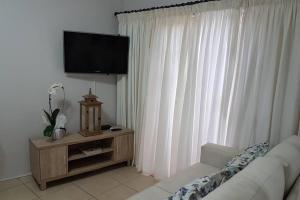 En tv och/eller ett underhållningssystem på Innes Road Durban Accommodation One Bedroom Unit
