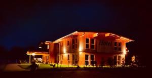 布罗伊纳Hotel Rappenhof的夜晚有灯光