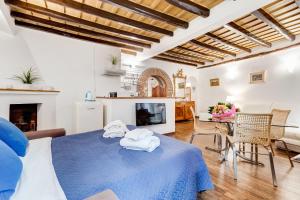 een slaapkamer met een blauw bed en een woonkamer bij SUITE APARTMENT TERMINI COLOSSEUM in Rome