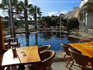 Villa Manos Hotel内部或周边的泳池