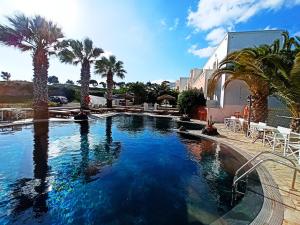 Villa Manos Hotel内部或周边的泳池