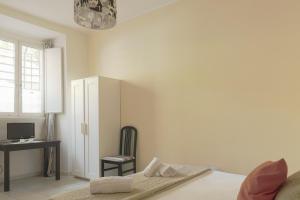 A bed or beds in a room at Al Colosseo 8
