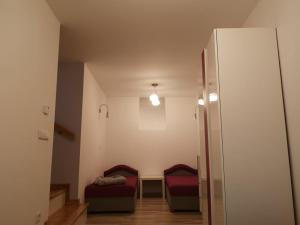 un pasillo con 2 camas en una habitación en Apartament Detka, en Nowy Targ