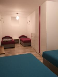 Sala de estar con 2 camas y mesa en Apartament Detka, en Nowy Targ