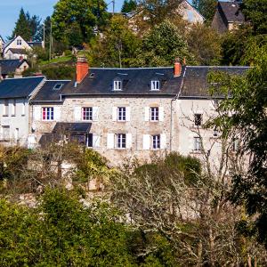 TreignacVue sur la Vezere的山边的古老石屋