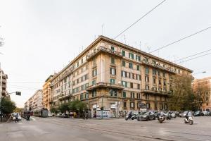 duży budynek przy ulicy miejskiej z motocyklami w obiekcie BDC - Termini Sun Apartment w Rzymie
