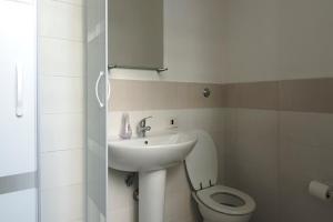 A bathroom at Al Colosseo 8