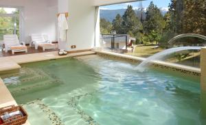 Piscina de la sau aproape de Las Nalcas Boutique Hotel & Mountain Spa