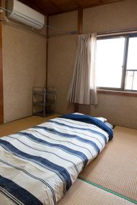 田辺市にあるTSUKASA HOUSE English OK Kumano Kodo experience Lodge Close to station 無料駐車場ありの窓付きの客室の大型ベッド1台分です。