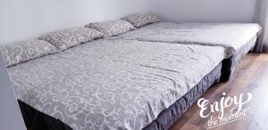Katil atau katil-katil dalam bilik di Studio apartman ENJOY Divčibare