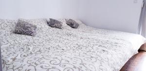Katil atau katil-katil dalam bilik di Studio apartman ENJOY Divčibare