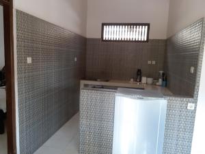 Habitación con baño con encimera y lavabo. en Double One Villas Amed II en Amed