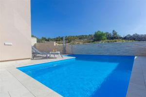 Bazén v ubytování Villa Top of Murter, three bedroom apartment nebo v jeho okolí
