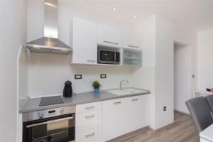 Kuchyň nebo kuchyňský kout v ubytování Villa Top of Murter, three bedroom apartment