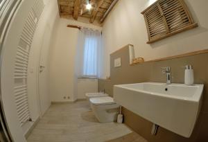 La salle de bains est pourvue d'un lavabo et de toilettes. dans l'établissement B&B DEL CORSO, à Loreto
