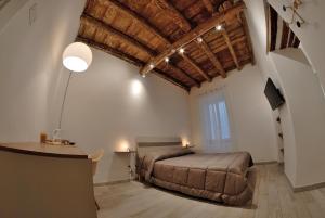 洛雷托的住宿－B&B DEL CORSO，一间卧室配有一张床和一张书桌