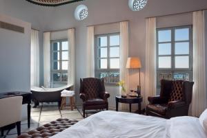 Postel nebo postele na pokoji v ubytování The Efendi Hotel Akko