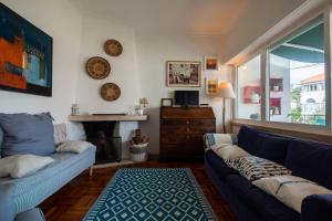 a living room with a couch and a fireplace at Casa de Cascais do Pipas in Cascais