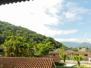 a view from the roof of a house with mountains in the background at Praia Camburi - Studios Kuta in Camburi