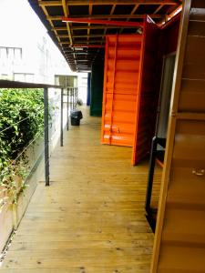 un corridoio in un edificio con porta arancione di Praia Camburi - Studios Kuta a Camburi