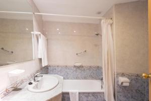 
a bathroom with a sink, toilet and bathtub at Medplaya Hotel Balmoral in Benalmádena
