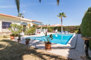 Bazén v ubytovaní Charming one-floor villa with private pool in Los Balcones alebo v jeho blízkosti