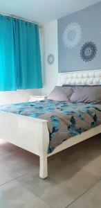 Кровать или кровати в номере Artichoke Boutique