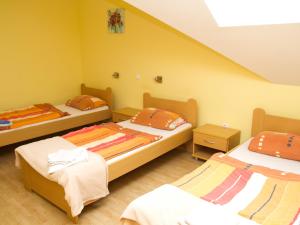 מיטה או מיטות בחדר ב-Guest House Pri Treh Lipah
